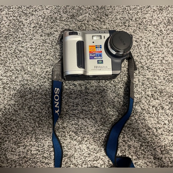 Vintage Sony FD Mavica Camera - Picture 2 of 8